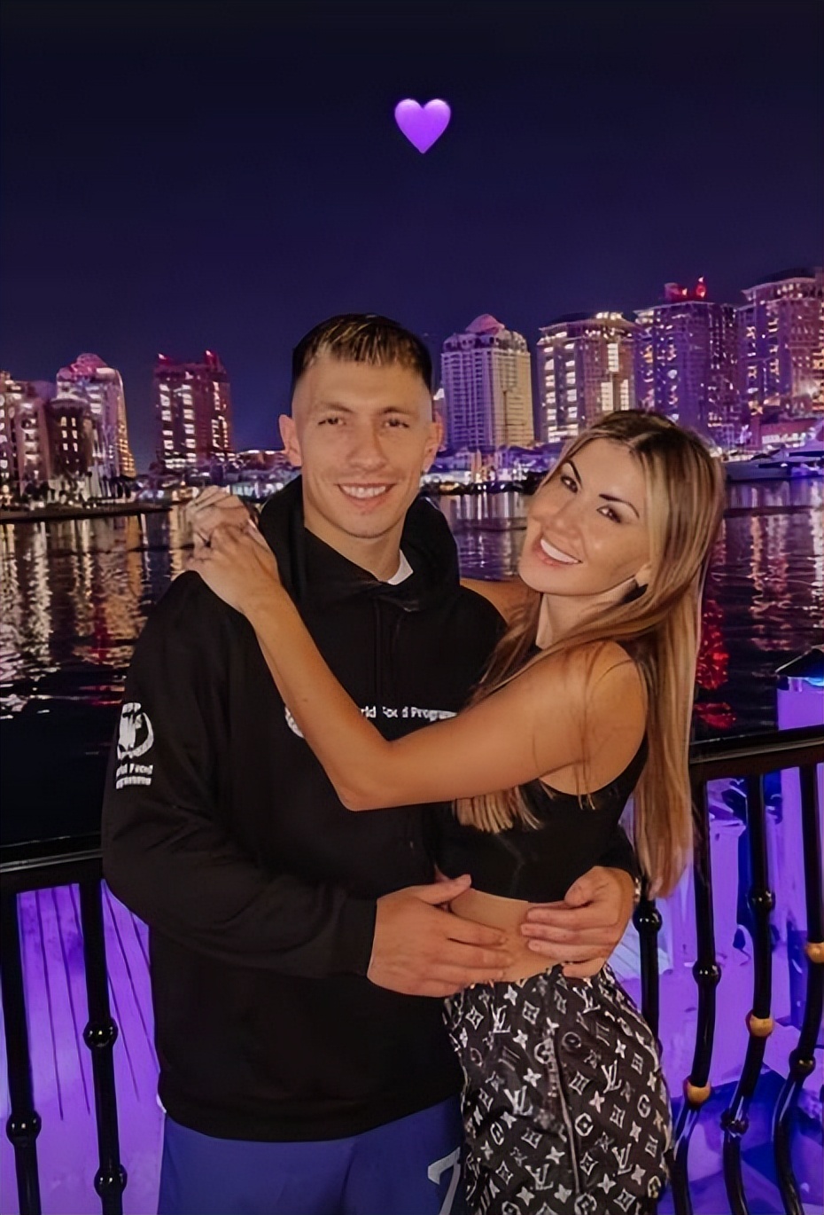 决赛前放松一下！阿根廷铁卫高调秀恩爱，女友曲线优越不输女模