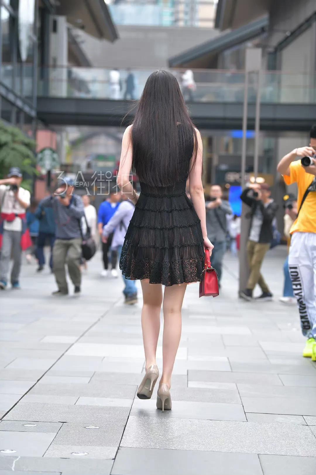 街拍黑色长裙搭配图片,灰色气质大衣搭配裙子高跟鞋