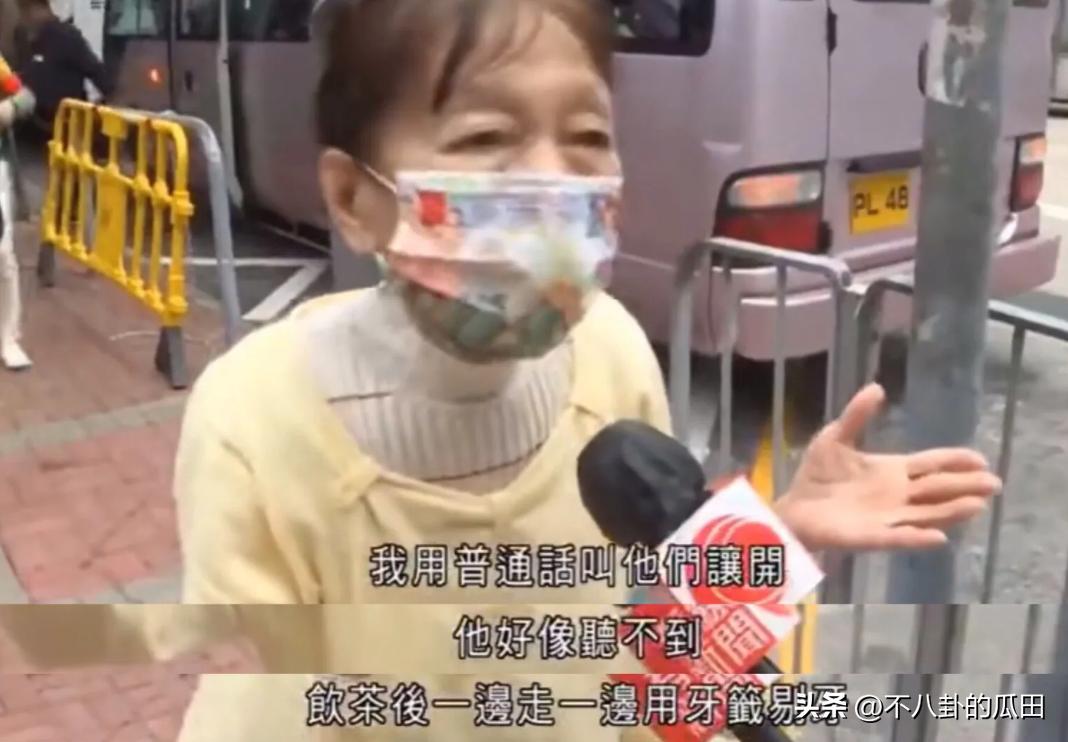 内地游客在香港街头吃饭,内地游客在香港吃饭蹲在地上