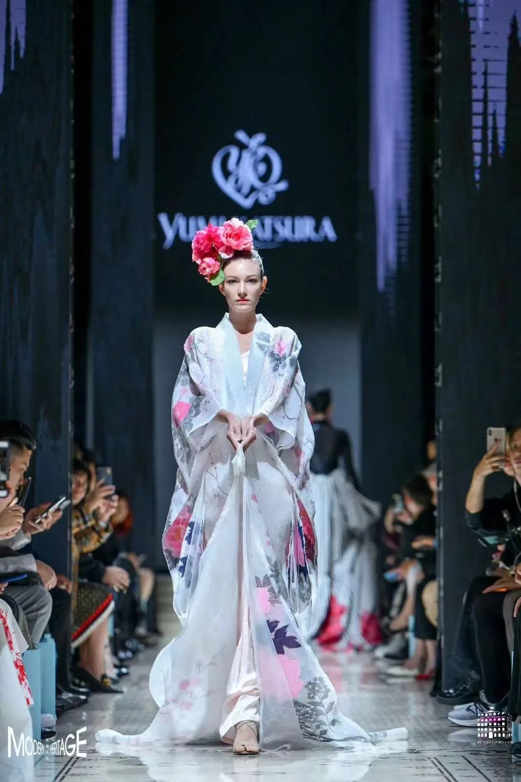 亚洲婚纱女王杀进内娱，女星们集体坐不住了