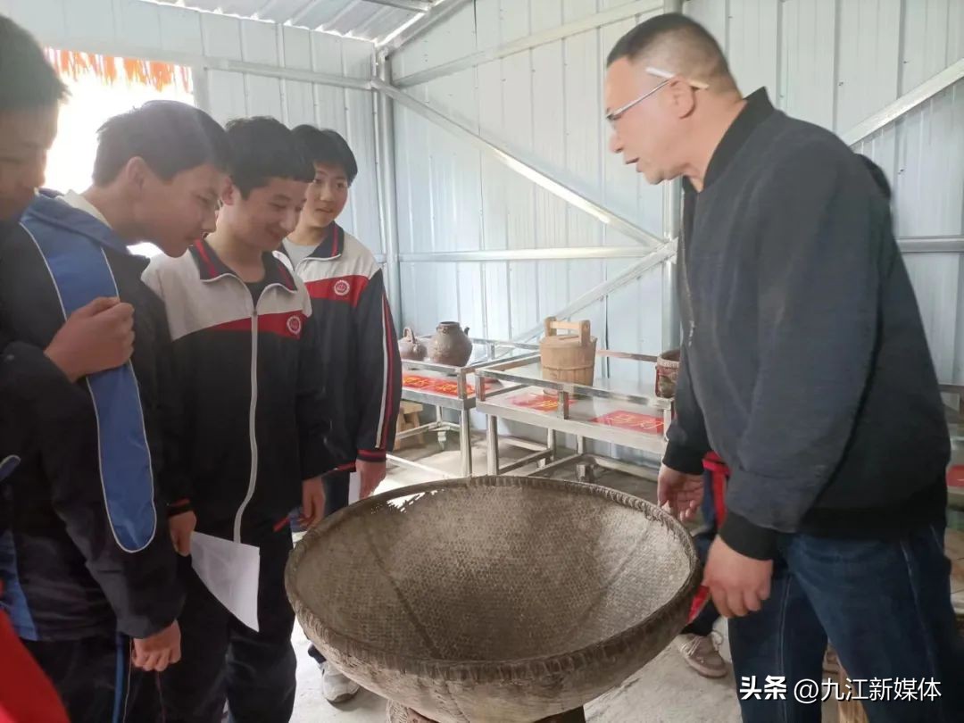 湖口四中举行陶渊明雕塑揭幕仪式