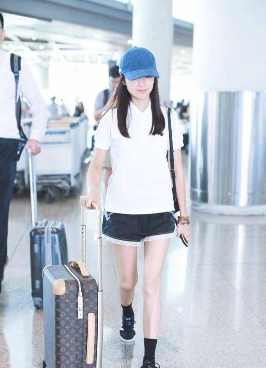 最新机场照董洁瘦到让人羡慕,董洁发福大腿粗