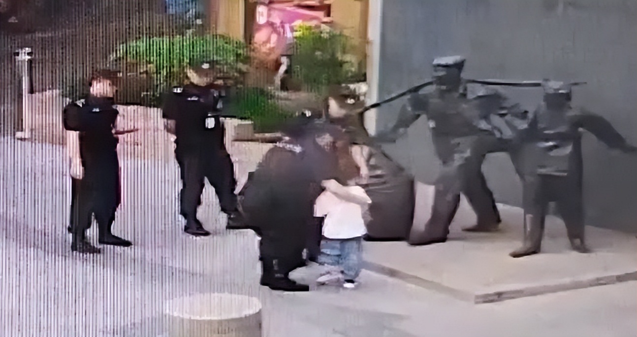 好险！5岁萌娃独自冲上街头，幸好有他们...