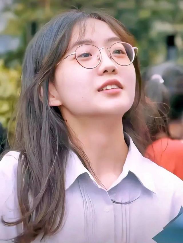 当年高考很火的送花女孩如今风格大变从清纯到个性是属于她的故事