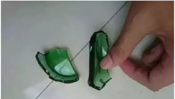 啤酒瓶做帝王绿翡翠,高人拿啤酒瓶做翡翠