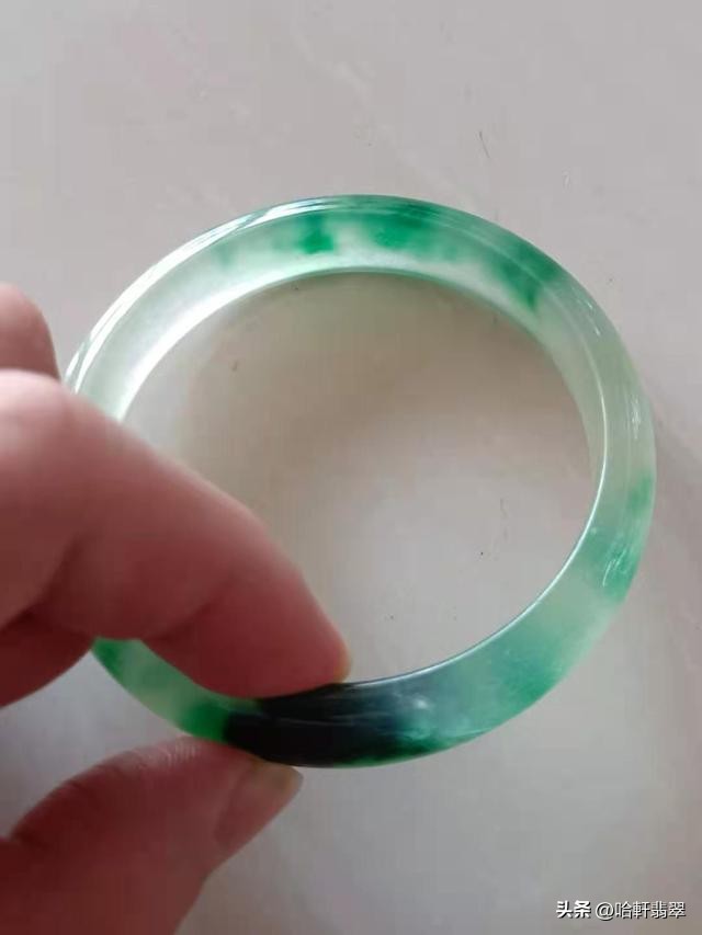 翡翠戴着变黄了是怎么回事,翡翠戴着戴着就变黄了是怎么回事