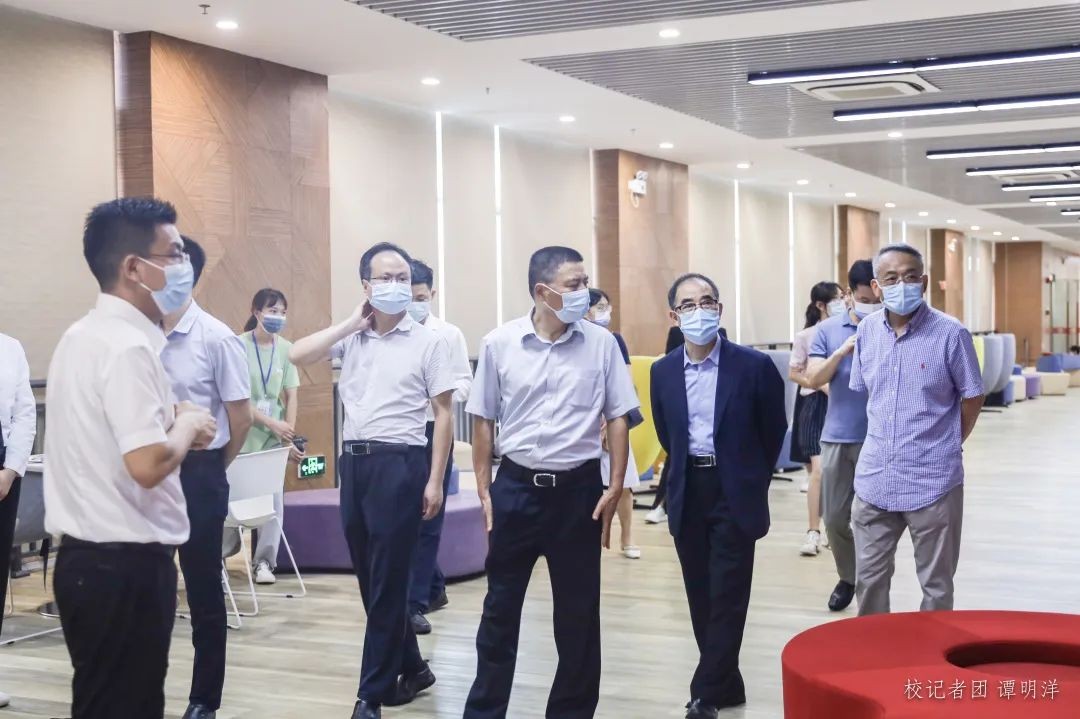 科技点亮梦想创新引领成长简报,科技点亮校园探索创新无限