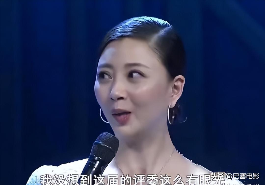 赵丽颖眼睛发炎上台领奖侧面照片,赵丽颖领奖神图高清照片