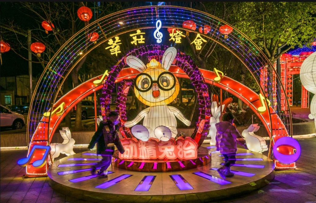 上海游客豫园观赏新年灯会,正月十五元宵节上海哪里有灯会