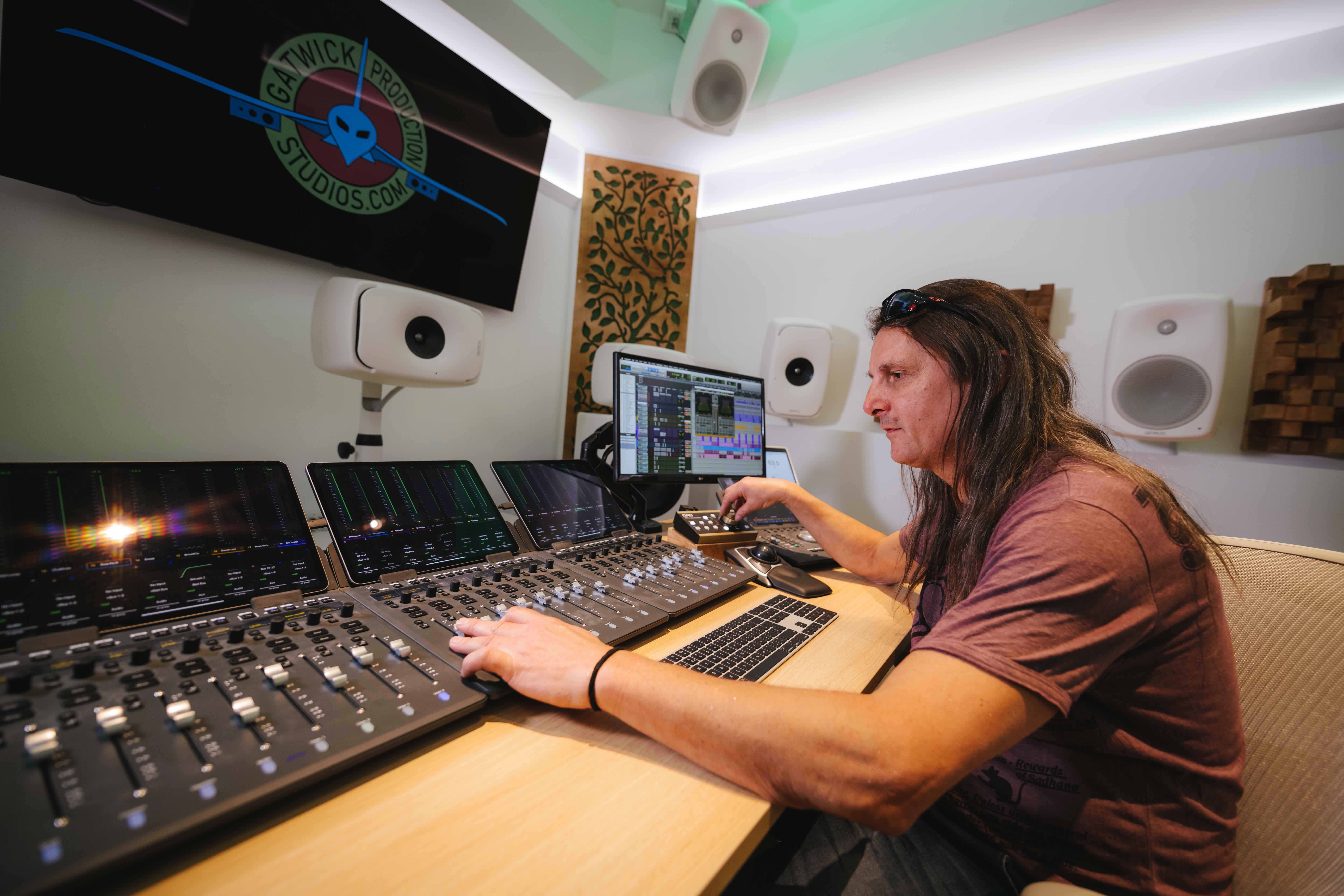 音响师舞台现场调音唱歌视频,音响师现场主要干什么