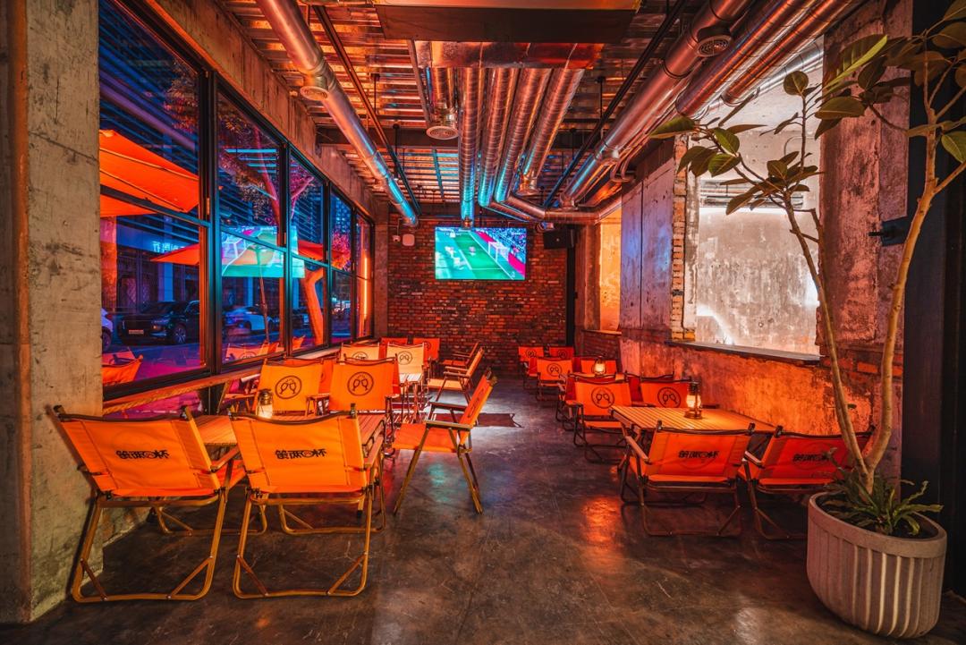 隘口突围：酒水经销商这三年，亲自下场做酒吧