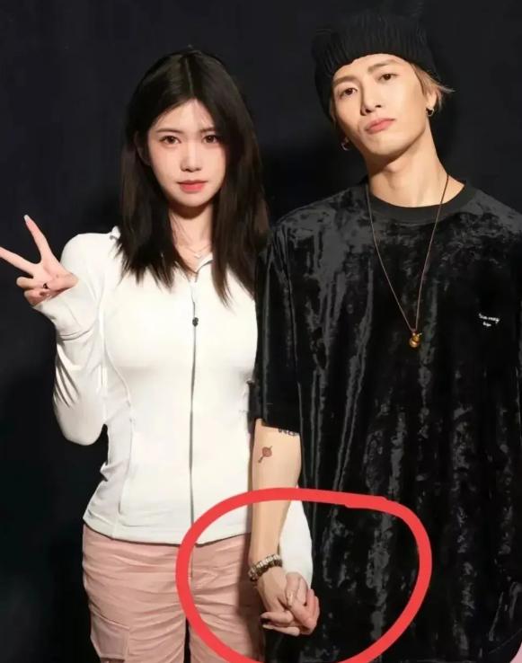 王嘉尔和高个子粉丝合影,王嘉尔为什么和那么多粉丝合影