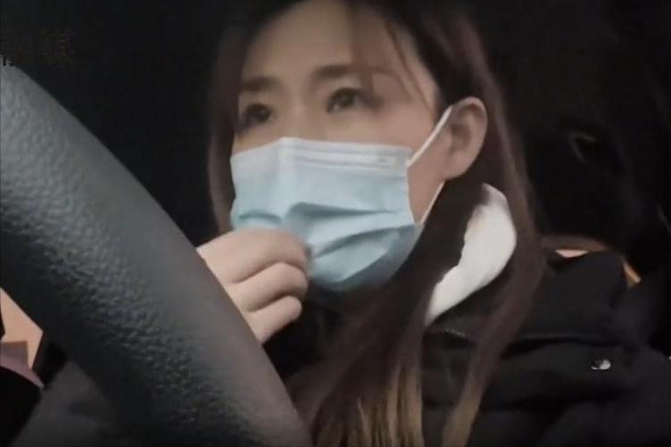 女子把卫生巾丢垃圾桶,女子用卫生巾扔垃圾