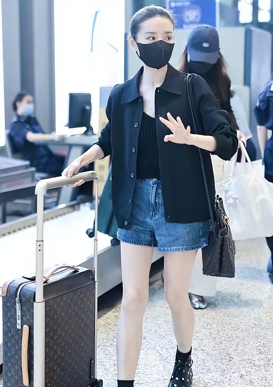 最新机场照董洁瘦到让人羡慕,董洁发福大腿粗