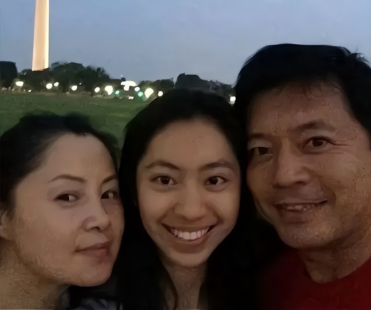 他曾错过巩俐，娶初恋为妻，凭《亮剑》爆红，结婚30年仍恩爱如初