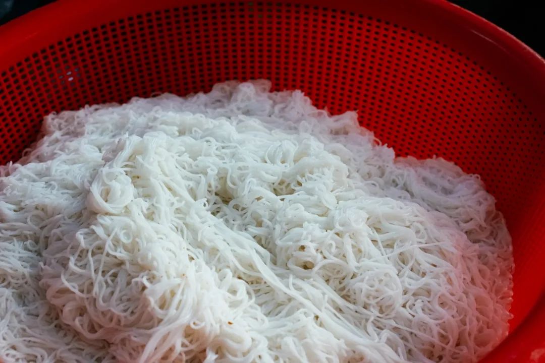 早餐烤乳猪，海鲜论盆卖？这座海岛小城舒坦得有点离谱了