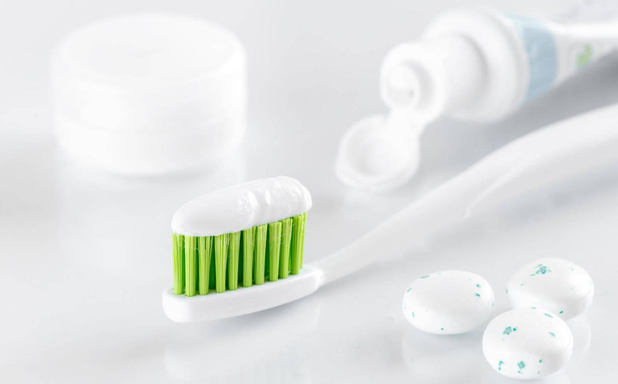 蚕丝衣服变黄怎么变白,如何让白衣服变白最简单的方法