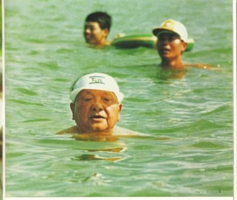 1988，全国人大会议，*小平邓**抽烟时收到纸条：请小平同志不要吸烟