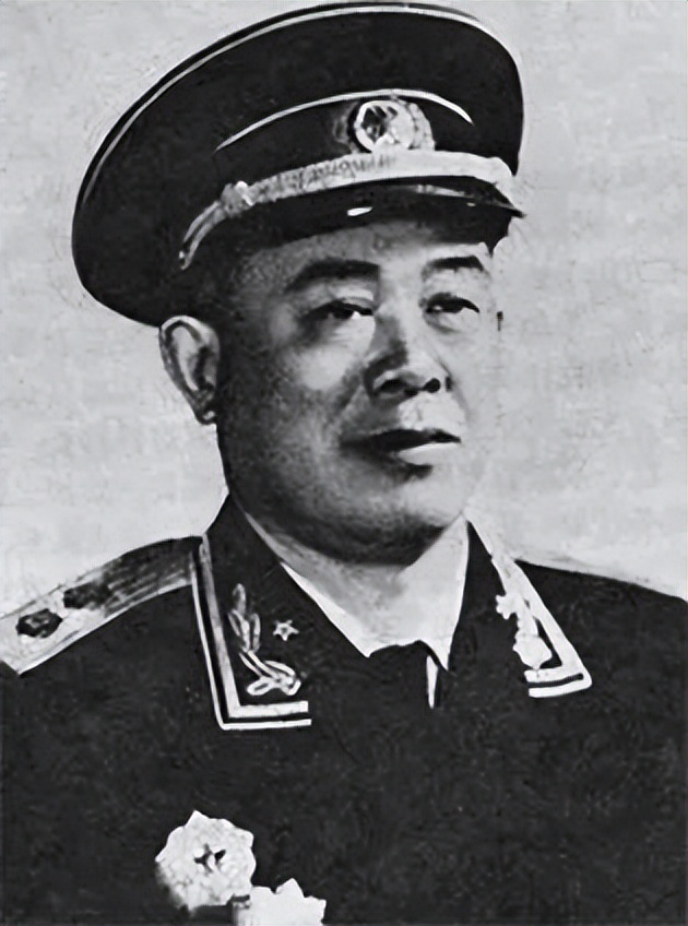 我军舰队驶入公海，某国驱逐舰阻拦，开国中将喊话：后果自负