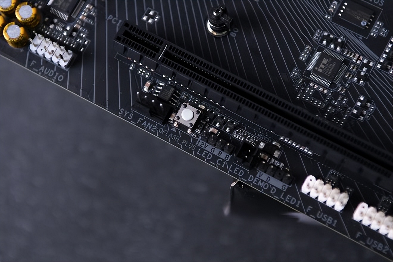 技嘉b760m电竞小雕是丐版吗,技嘉b760ddr4小雕评测