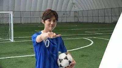 鹿晗关晓彤足球,王思聪谈关晓彤跟鹿晗