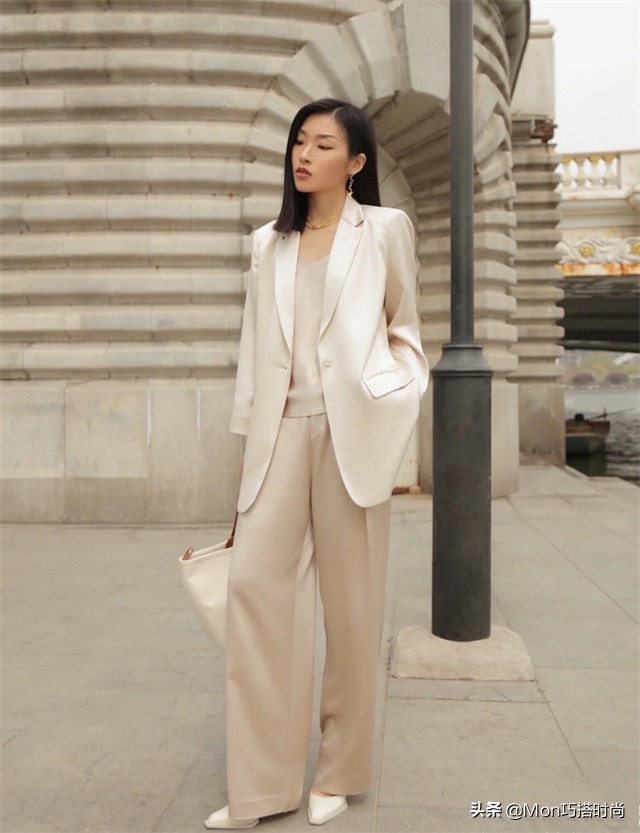 黄杏色裤子秋冬穿搭,春秋黑色显瘦微喇小黑裤穿搭