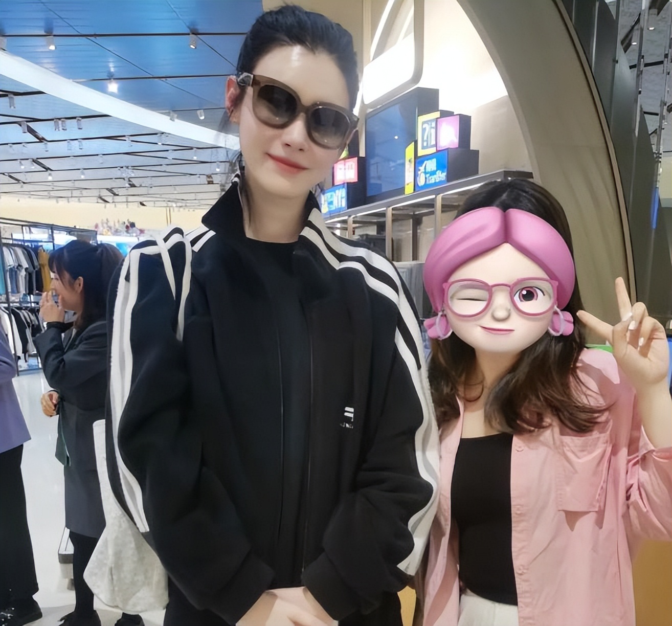 何超莲婚前现身机场,何超莲奚梦瑶窦骁关系图