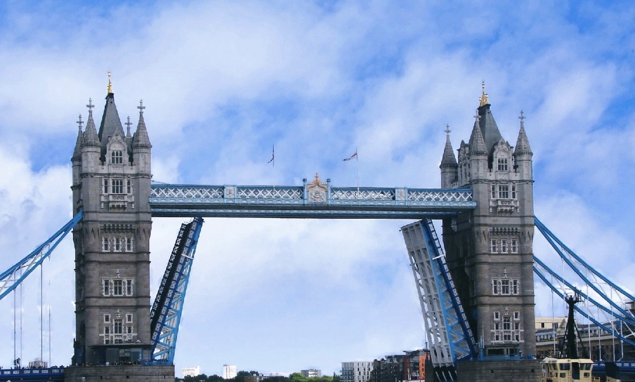 伦敦塔桥建造历史,伦敦塔桥附近的建筑