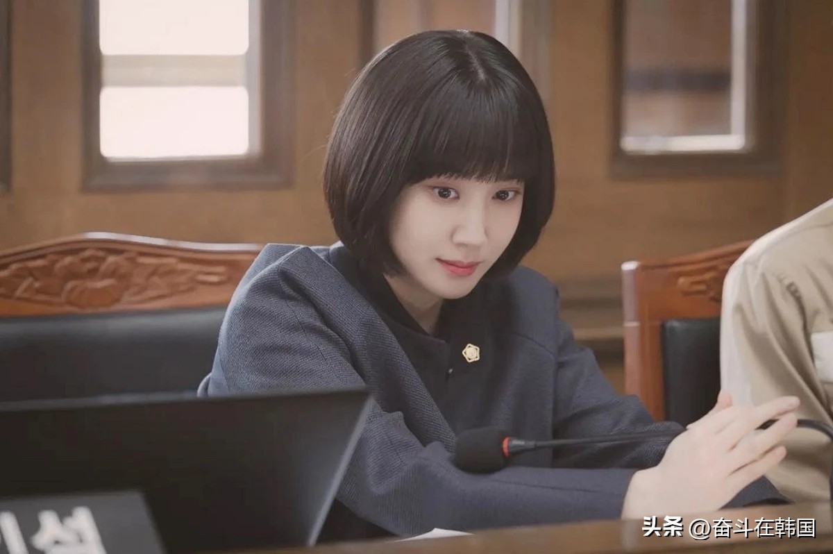 韩国年度最火韩剧之争！网友提名黑暗荣耀、禹英禑，还有更火的吗