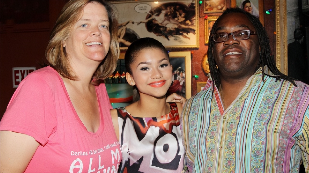 好莱坞顶流被讽脚臭，高跟鞋打脸，男神收割机把日子过成啥样了？