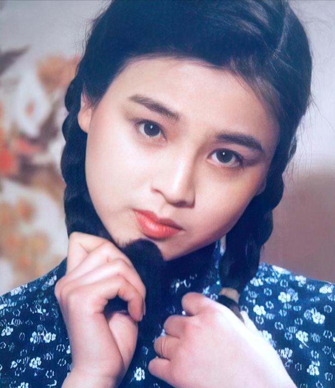 瓜子脸高鼻梁大眼睛尖下巴,介于鹅蛋脸和瓜子脸的脸型