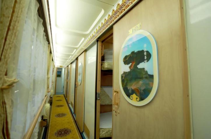 跨越八省的豪华列车，包厢为双人间，带卫生间，铁轨上的移动酒店