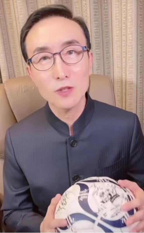 又当又立张雪峰,众人评价董路对足球贡献