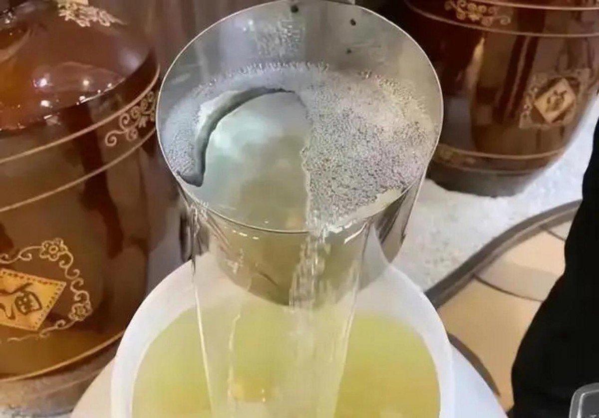 山东5旬“酒鬼”老大爷，自购设备酿酒，3天后浑身难受，咋回事