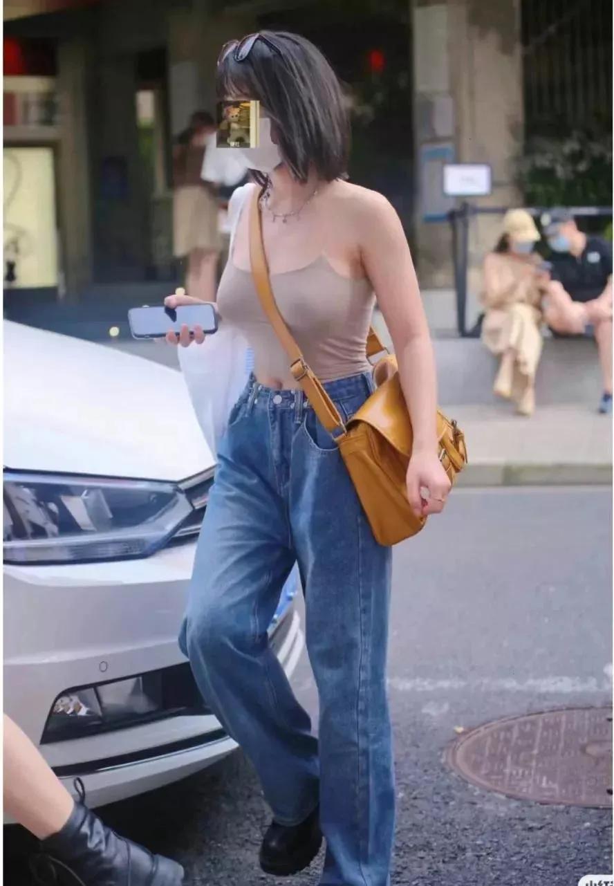 福建一美女学生没穿内衣出门被陌生学弟质问,学姐直接回怼解气