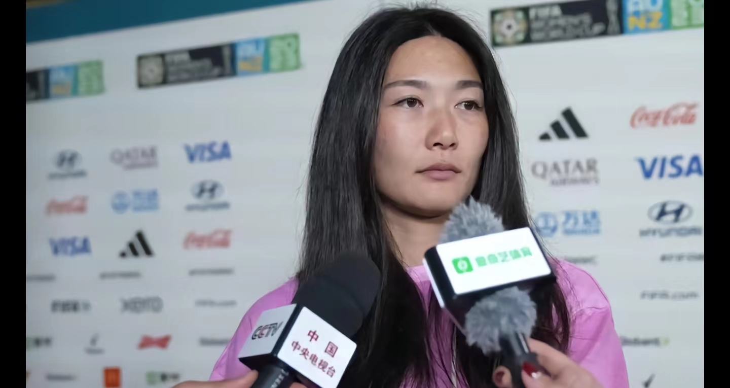 太美了！女足女神杨莉娜穿晚礼服亮相：杨莉娜被称为女足江疏影