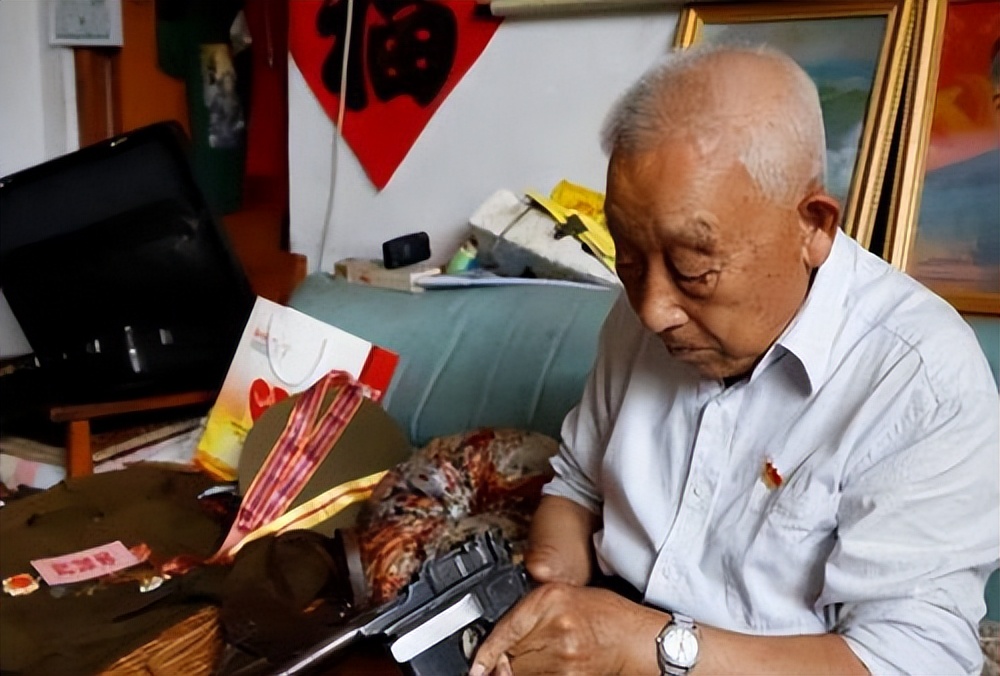 山东97岁老人手握双枪,山东97岁老人手持双枪