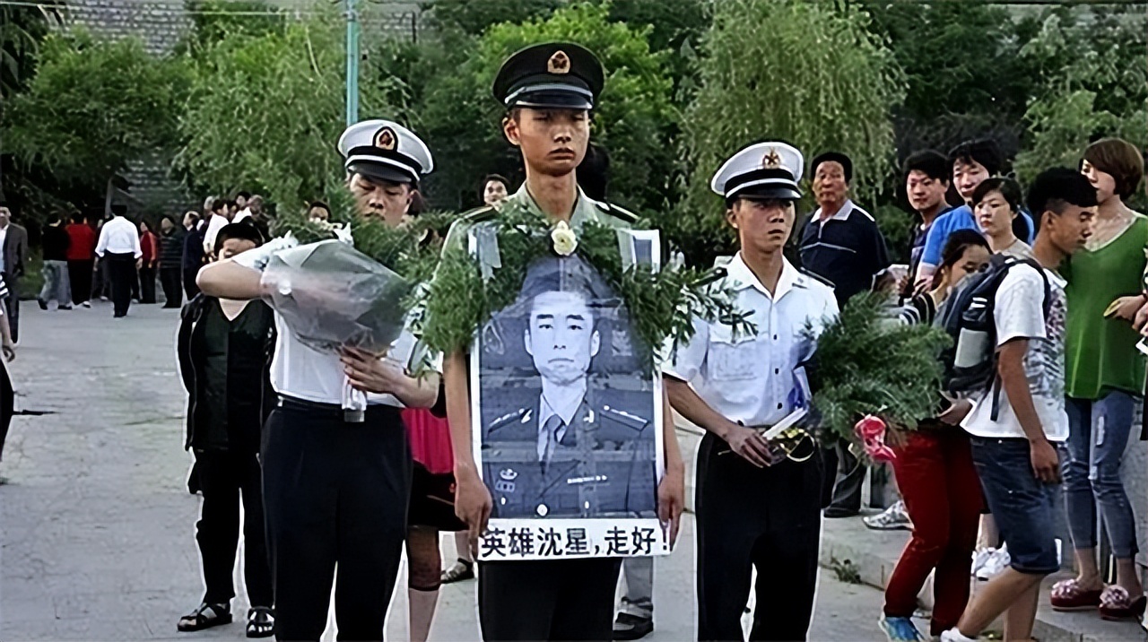 2012年二炮军官请假未归，上级电话询问，女儿：爸爸救人淹死了