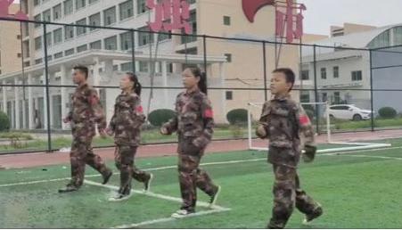 江苏80后爸爸带三个孩子练武术,父亲带三个孩子练武术基本功