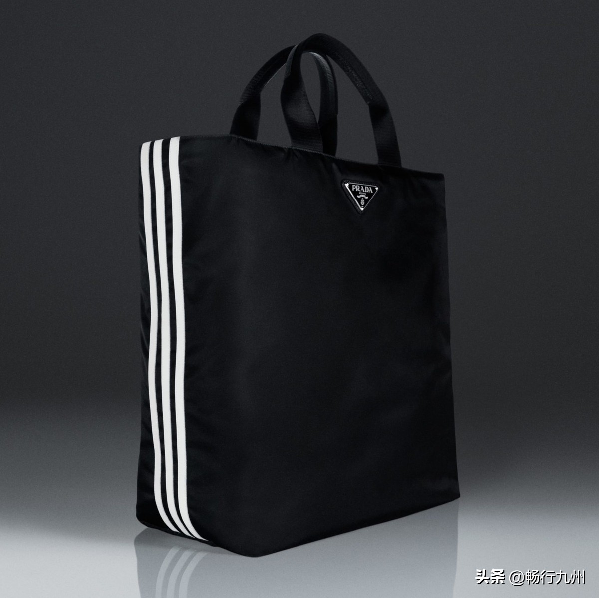 背着迷你包的Forum鞋、渔夫帽、运动服adidasPrada联名系列