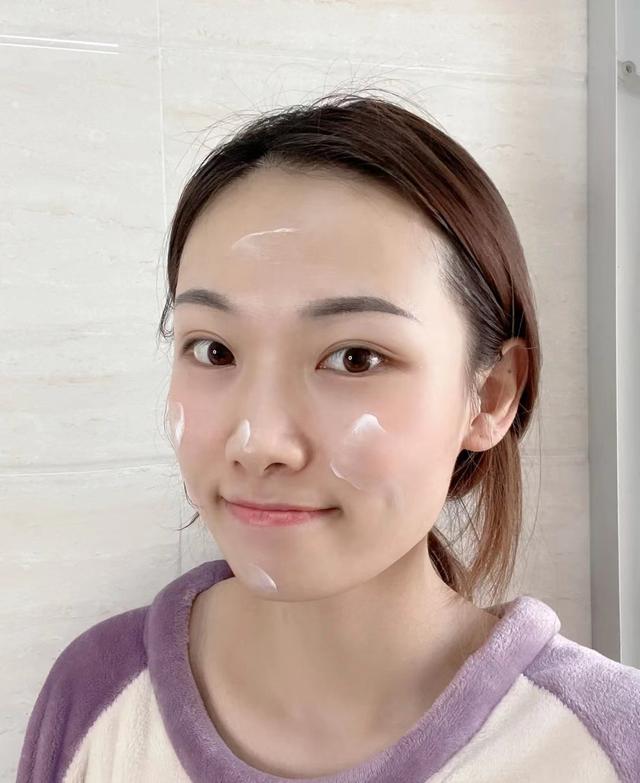 为什么涂完护肤品非常黏腻,护肤品吸收了好还是有粘腻感好