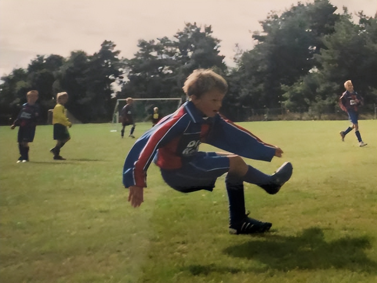 他不爱看足球赛，曾想当园丁！最后怎么成了英超球星？