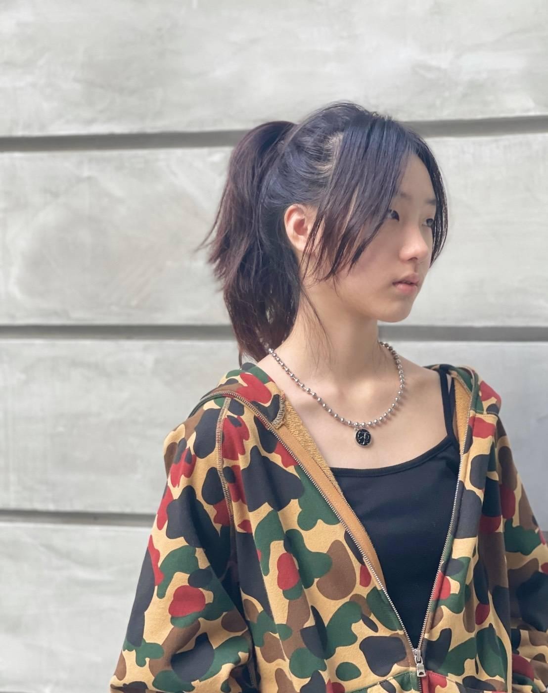 小S大女儿许曦文居家穿白T，解锁新穿法，搭配高腰运动裤好显瘦