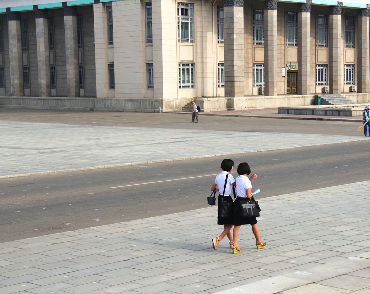 朝鲜女人喜欢名牌包，男人喜欢抽名牌香烟