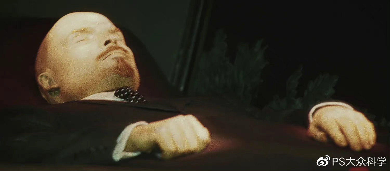 如何保存女王的遗体？有些人选择葬礼，有些人被永远膜拜