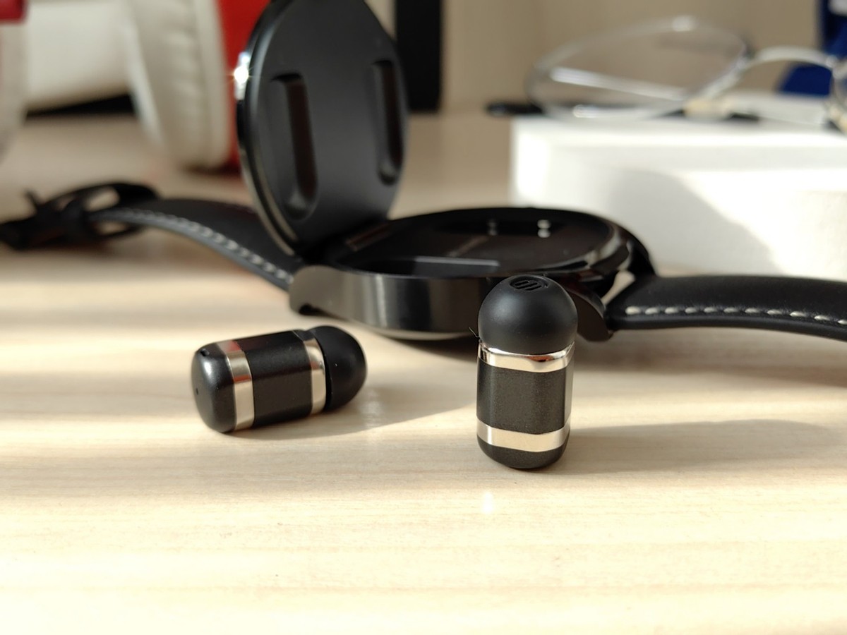 华为手表耳机watchbuds实用性,华为watchbuds耳机佩戴