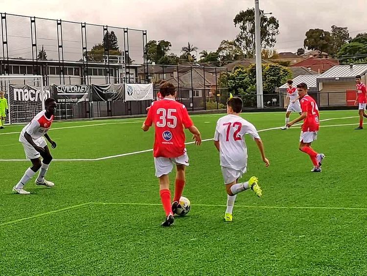 在悉尼PenshurstPark彭斯赫斯特公园球场，看一场社区少年足球赛