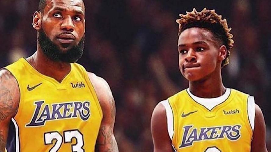 詹皇穿白西装,詹皇苦练身材大秀肌肉