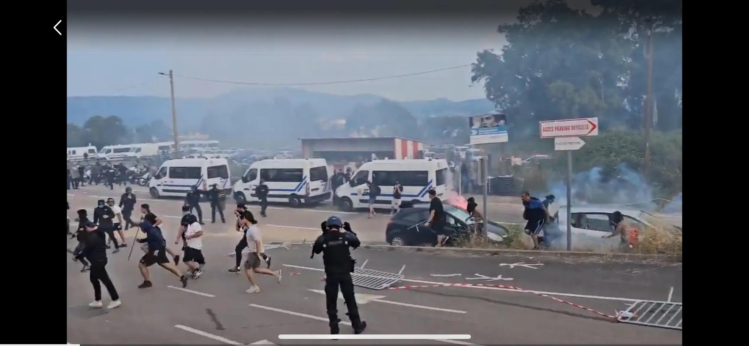 可恨,八岁患癌小球迷遭极端球迷攻击,还烧毁他的主队球衣