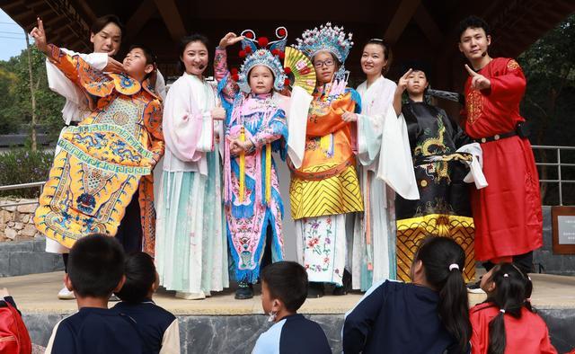 树叶为“剑”、挖土找虫，孩子们在“七彩研学”中自创新玩法